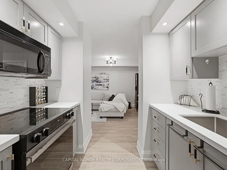 270 Wellington St W #412 — Photo 18