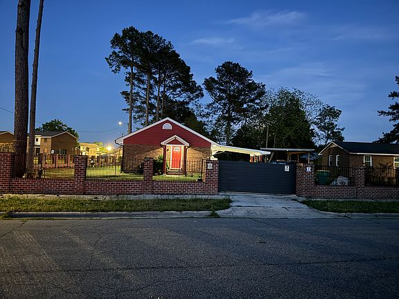 3rd image of 303 Holly St