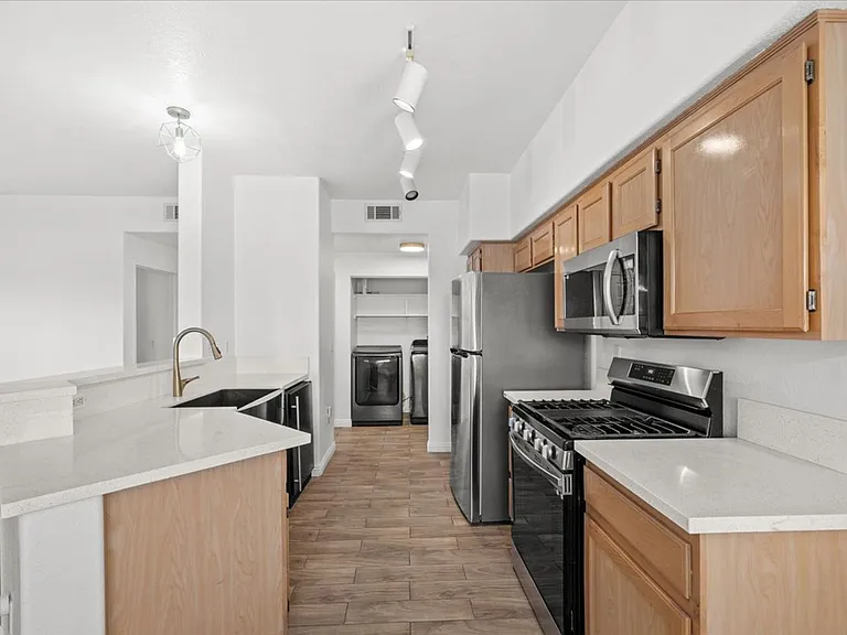 2100 Black Island St #101 — Photo 8