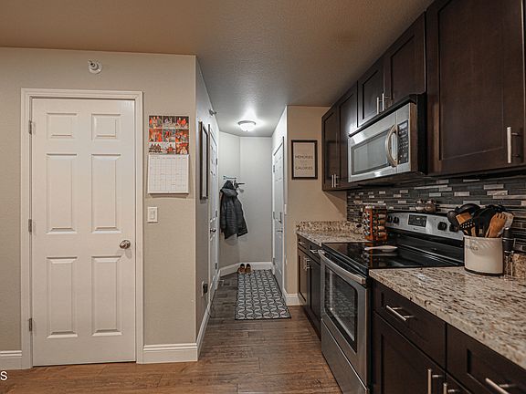 4th image of 829 Canada Ave Unit 10