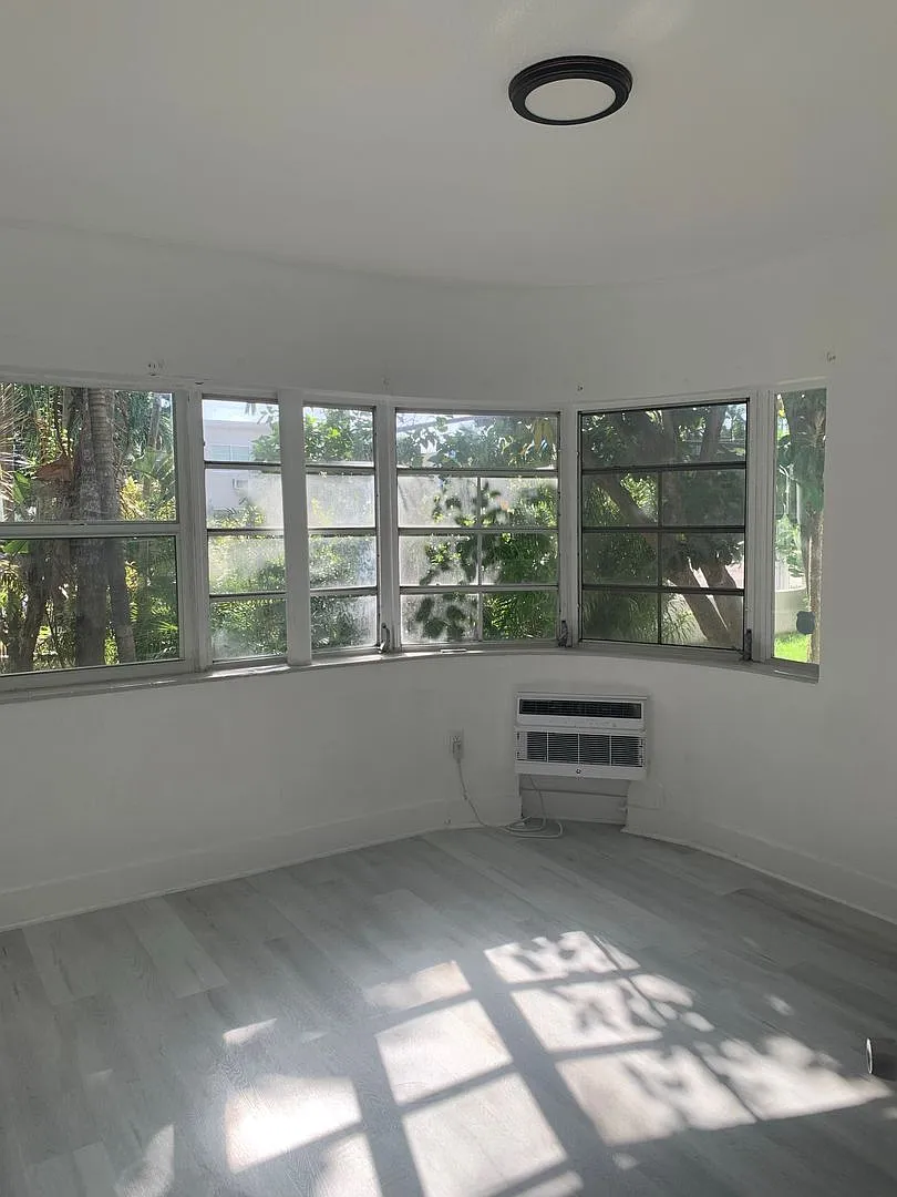 Charming 2 Bed / 2 Bath in Prime South Beach — Photo 1