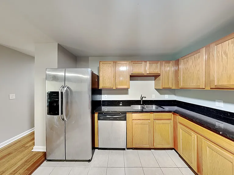 1020 Camelot Dr — Photo 5