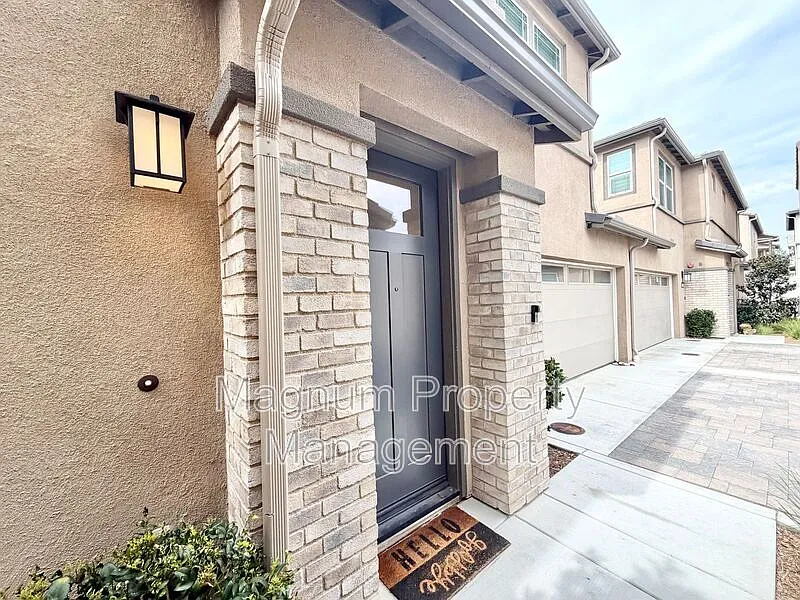 4 bed, 3.0 bath, 2001 sqft, $3,849 — Photo 3