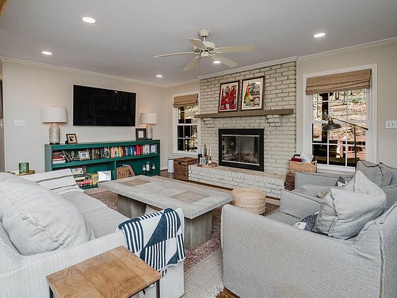 2nd image of 2361 Garland Dr