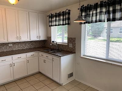 Kitchen - eating nook
10' x 10'