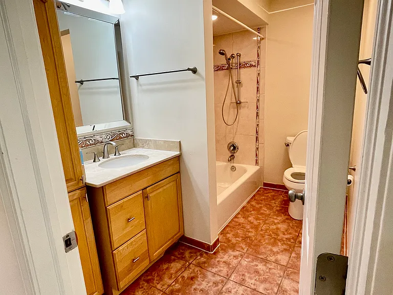 16W520 Lake Dr #207 — Photo 8