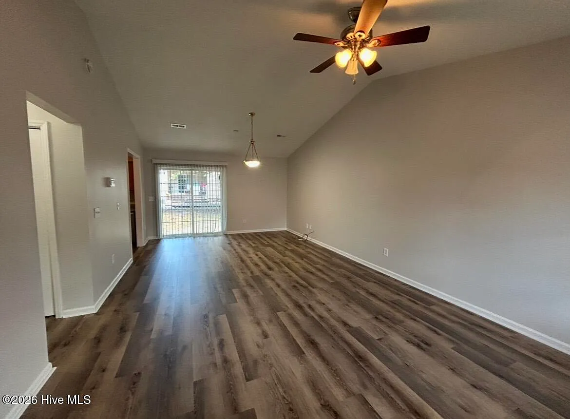 3 bed, 2.0 bath, 1220 sqft, $1,600 — Photo 2