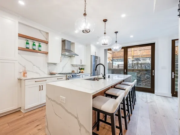 776 E 6th St #1, Boston, MA 02127
