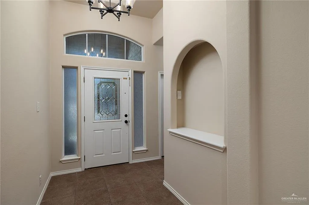 4 bed, 2.5 bath, 2070 sqft, $2,400 — Photo 2