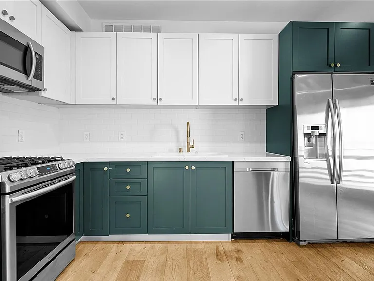 135 N Doheny Dr #202 — Photo 4
