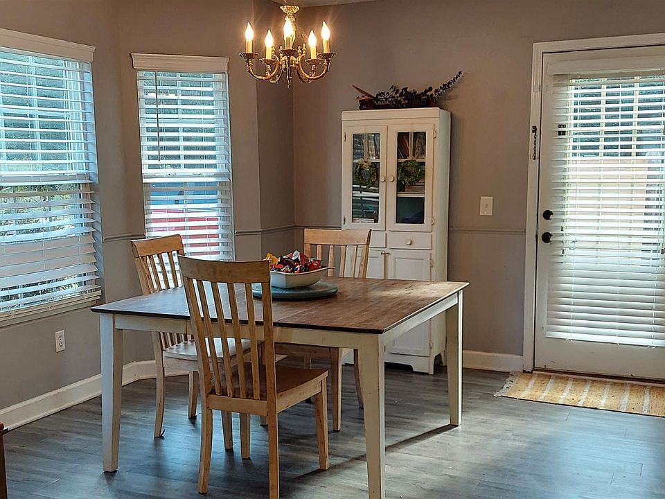 2nd image of 205 Montclaire Cir