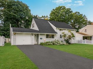 224 Willowood Dr, Wantagh, NY 11793