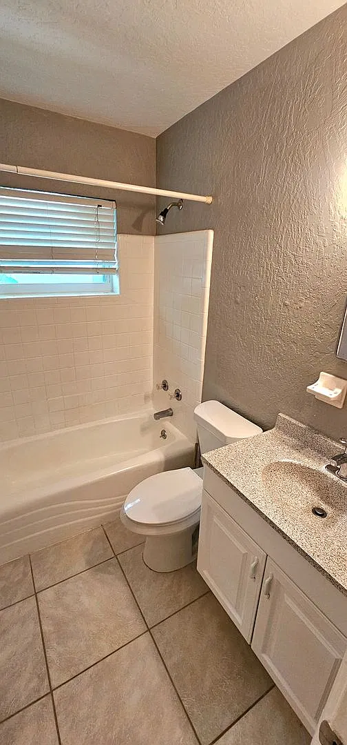 Cocoa Village Duplex Bungalow Including Water. — Photo 3