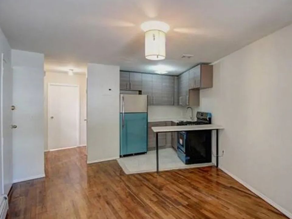 1st image of 139 Cambridge Pl APT 2