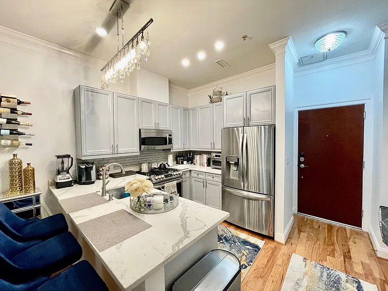 Kitchen w/ Side by Side Refrigerator w/ Ice Maker in the Door and Freezer on Bottom.