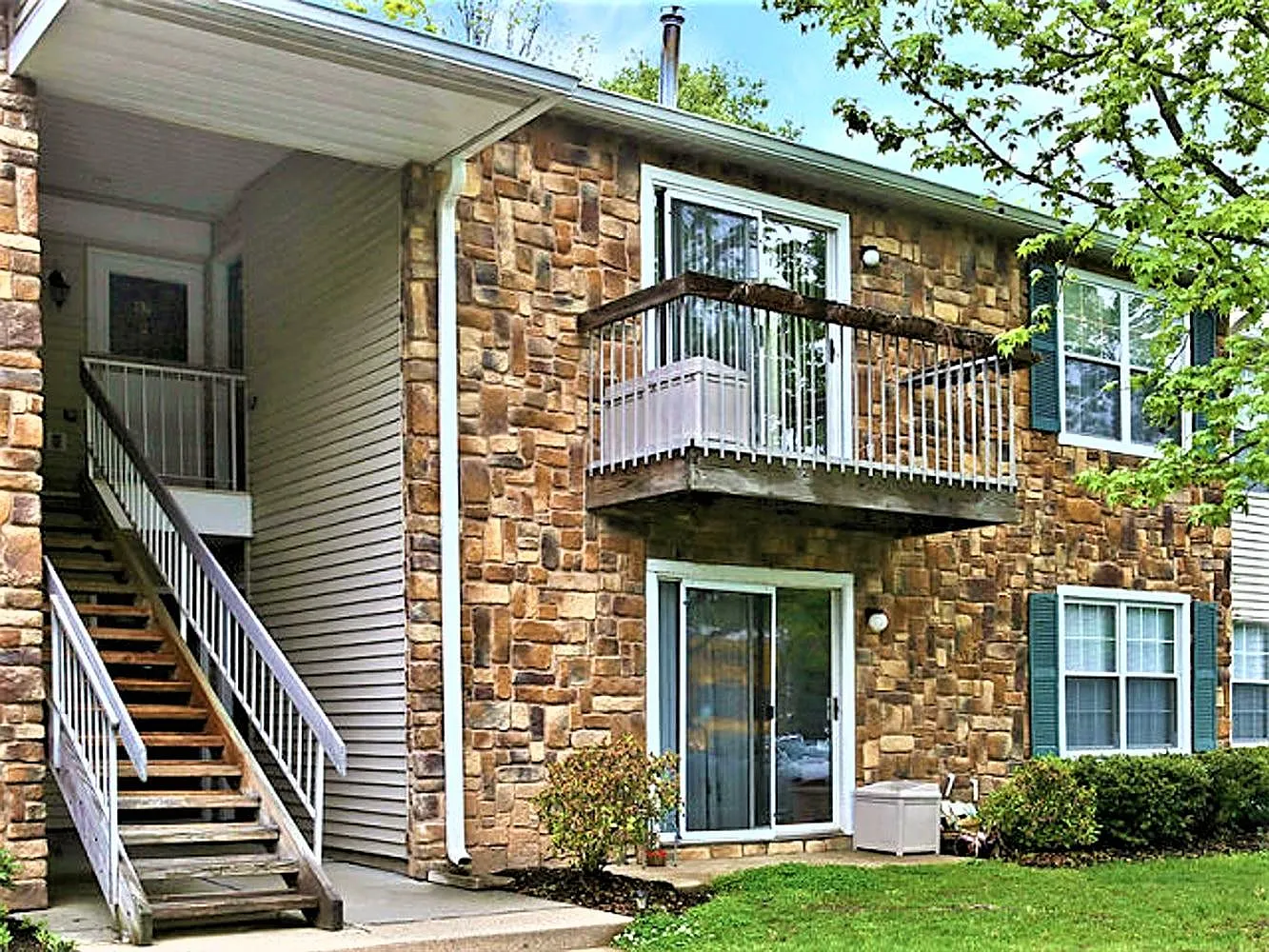 2 bed, 1100 sqft, $2,300 — Photo 1