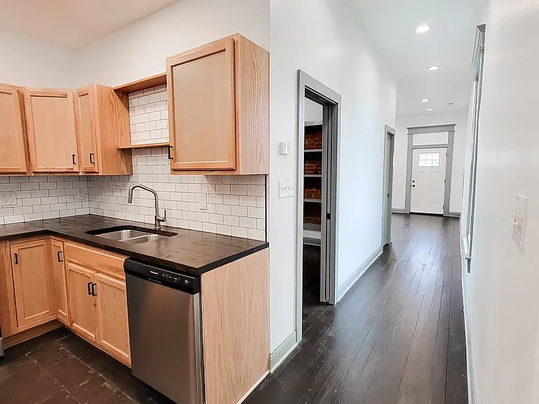 1104 Milton St — Photo 15