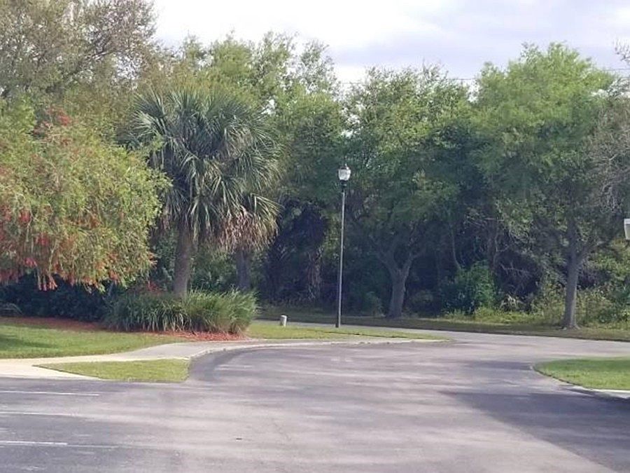 2nd image of 4300 Gator Trace Dr APT B