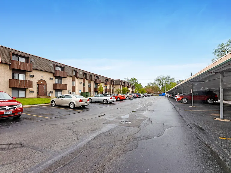 Ravenswood Apartments — Photo 11