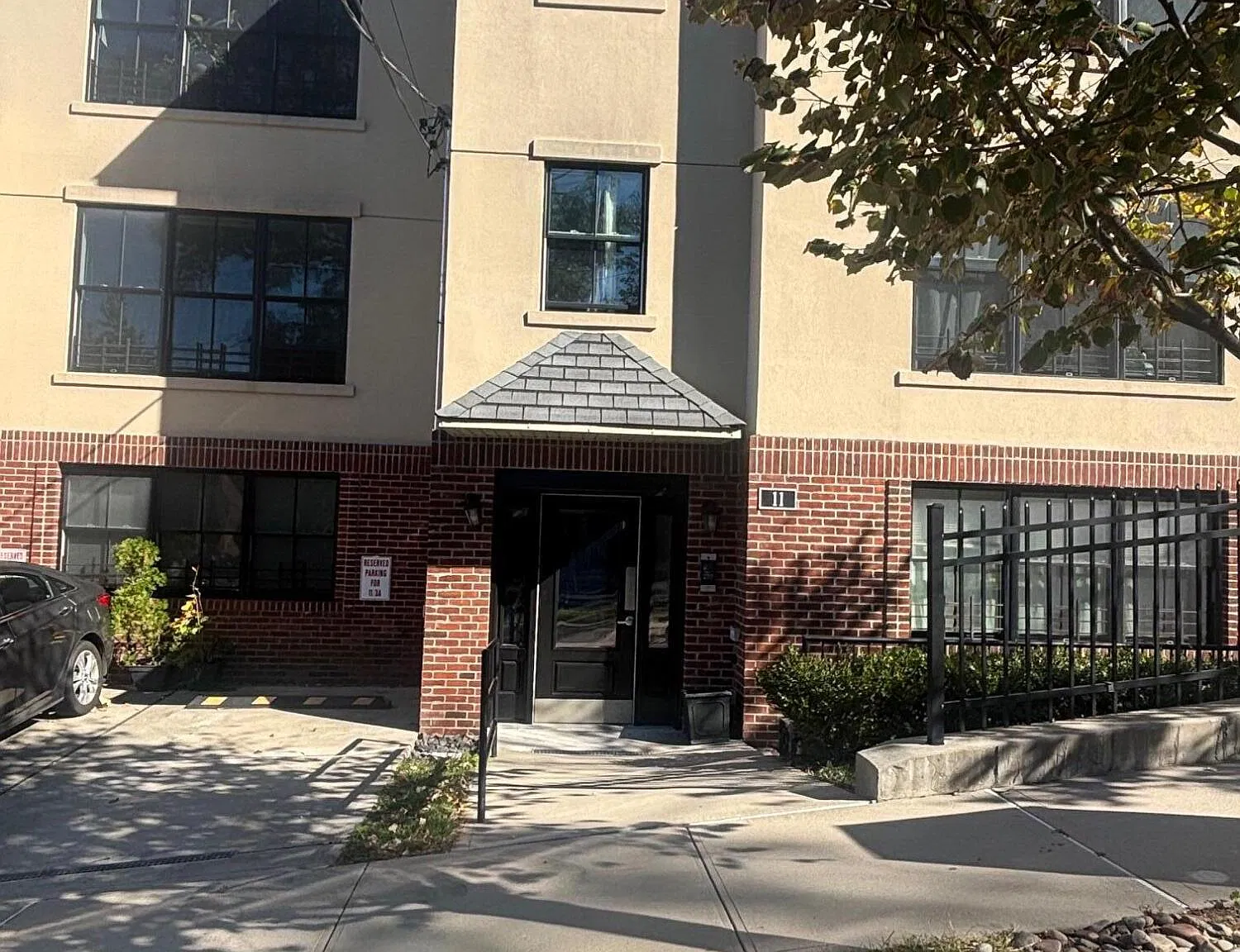 3 bed, 2.0 bath, 1050 sqft, $3,200 — Photo 3