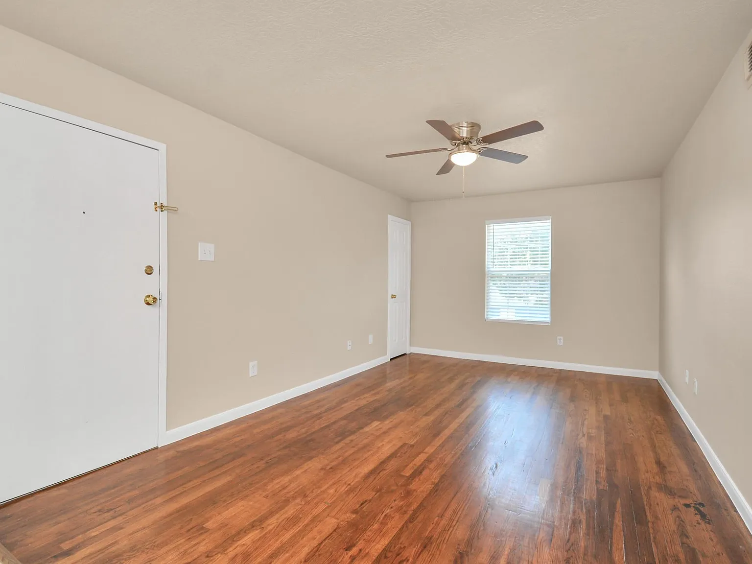 2 bed, 1.0 bath, 5100 sqft, $985 — Photo 4