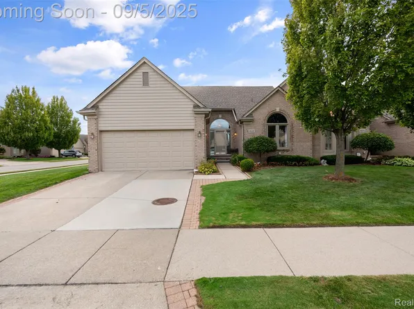 45339 Diamond Pond Dr, Macomb, MI 48044
