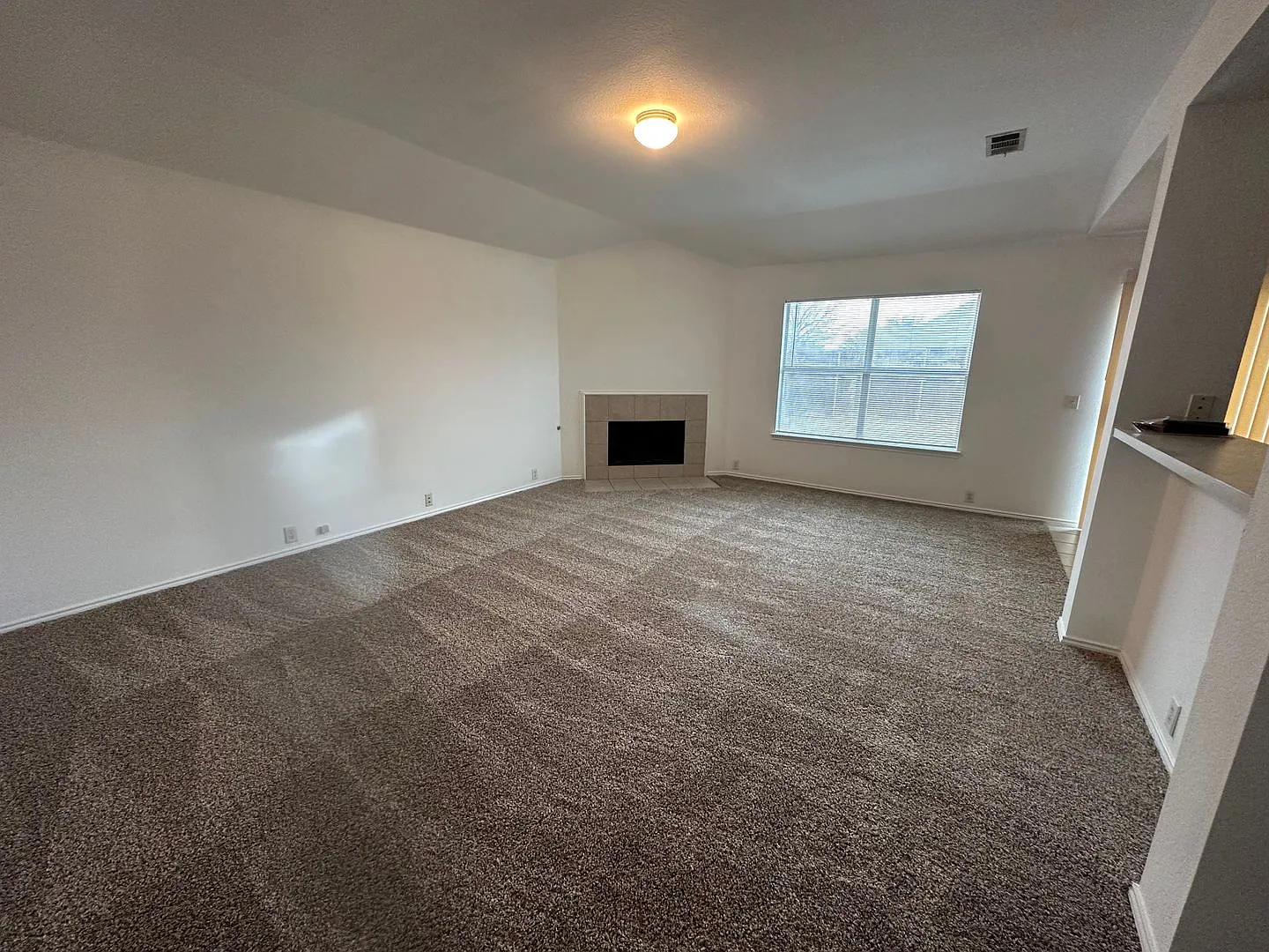 Move in ready! 3 Bedroom 2 Bath with a study in Eagle MT-Saginaw ISD — Photo 2