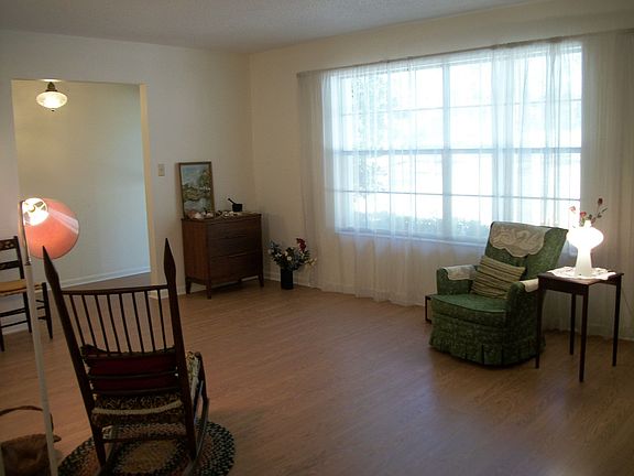 2nd image of 2935 Huntington Dr