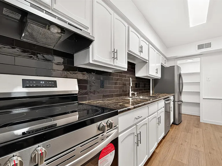 359 N Post Oak Ln #127 — Photo 14