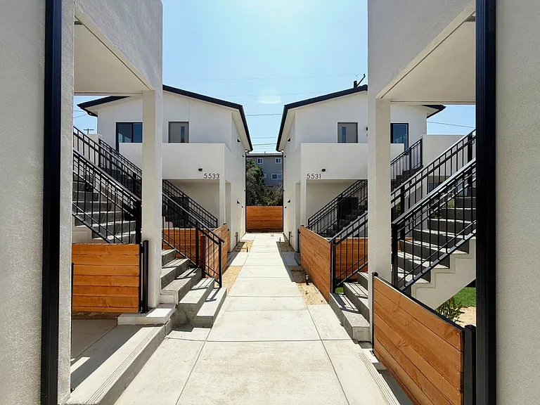5527-33 Olvera Ave — Photo 16