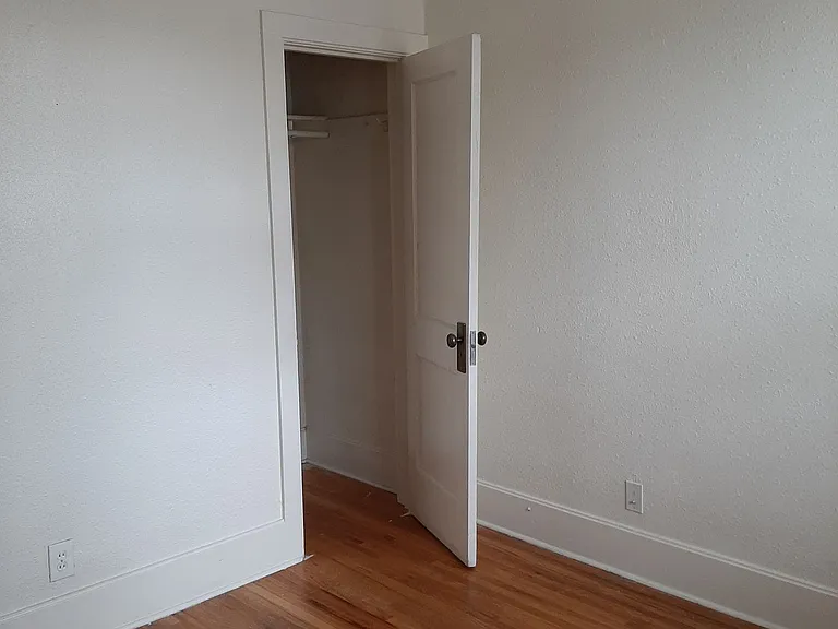 College Housing - 4 bedrooms — Photo 35