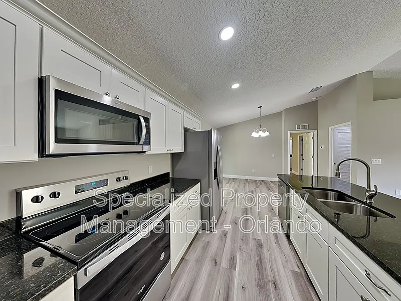 3 bed, 2.0 bath, 1438 sqft, $1,699 — Photo 2