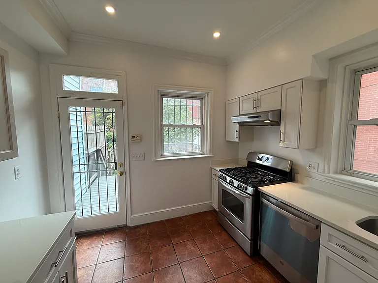 1318 Girard St NW — Photo 12