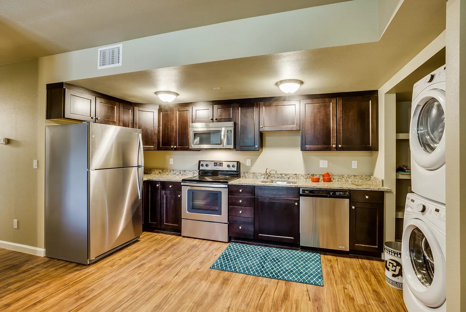 4 bed, 1000 sqft, $1,802 — Photo 2