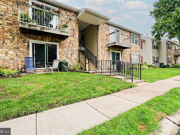 2nd image of 33 Coral Tree Ct
