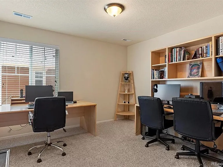 16077 Elizabeth St — Photo 21