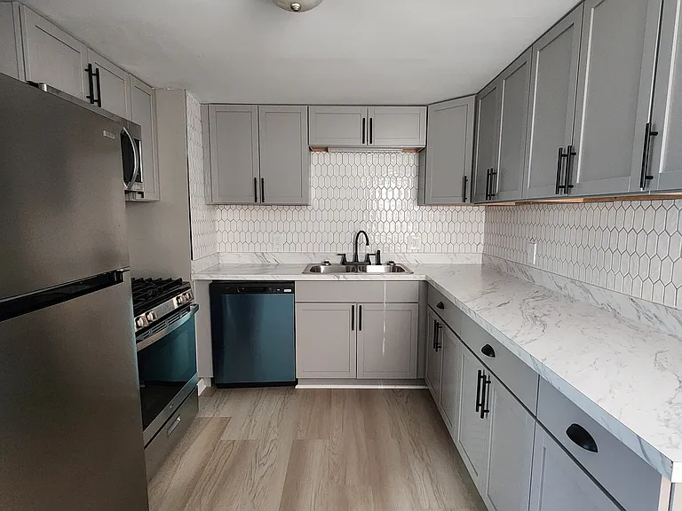219 E Grand Blvd — Photo 6