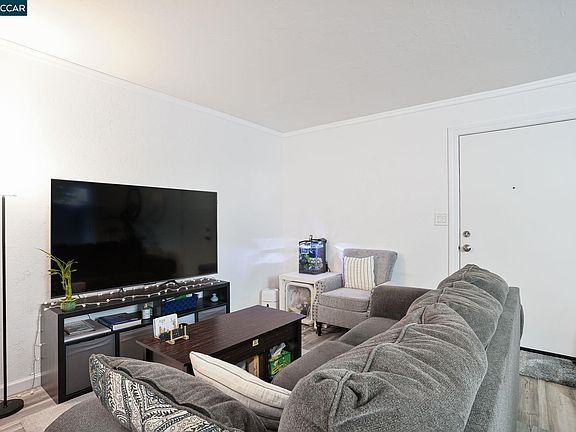 4th image of 385 Camelback Rd APT 7
