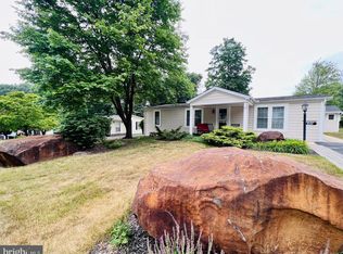 13 Oak Ln, Manheim, PA 17545