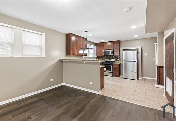 5th image of 323 Memorial Dr #1