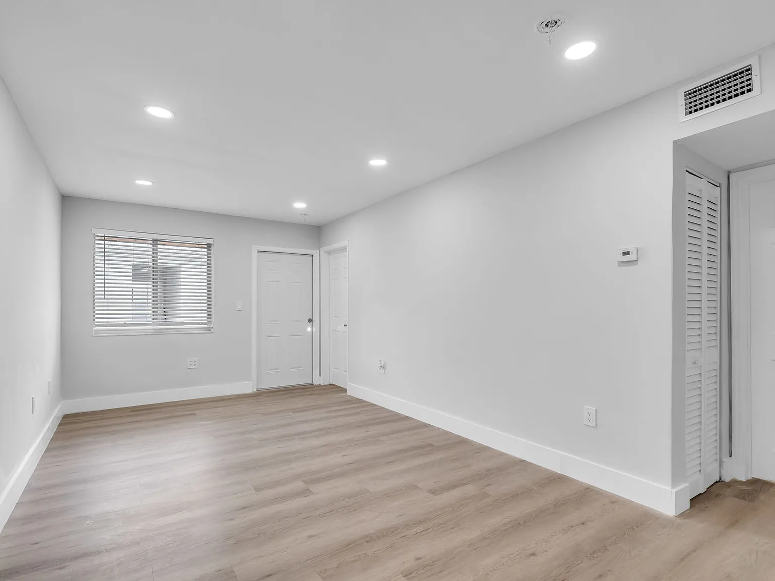 2 bed, 700 sqft, $2,500 — Photo 3