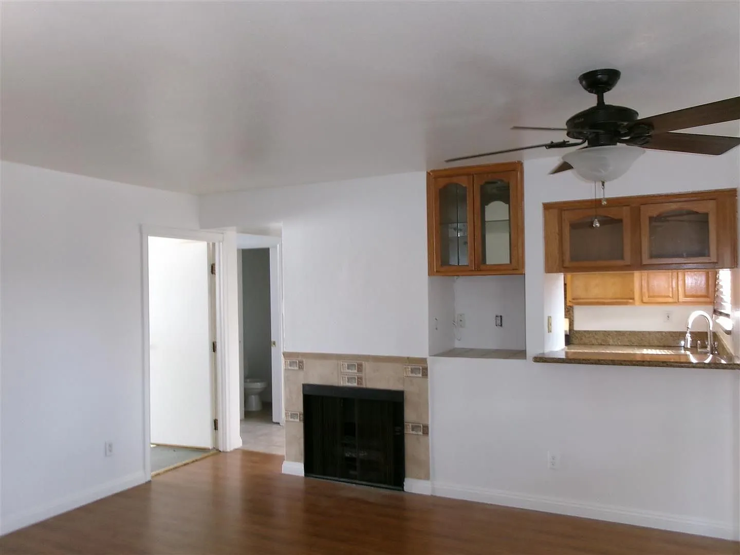 Charming 3-bedroom, 2 1/2-bath townhouse in Paramount - POOL — Photo 2
