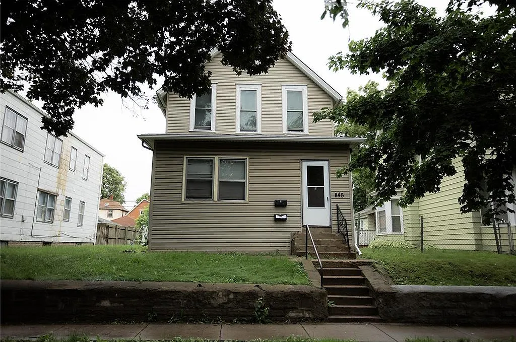 845 Lawson Ave E — Photo 1