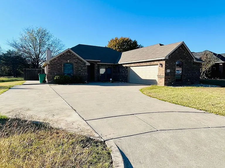 330 Jade Ln — Photo 2