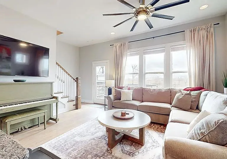 3 bed, 2.5 bath, 1894 sqft, $3,300 — Photo 3