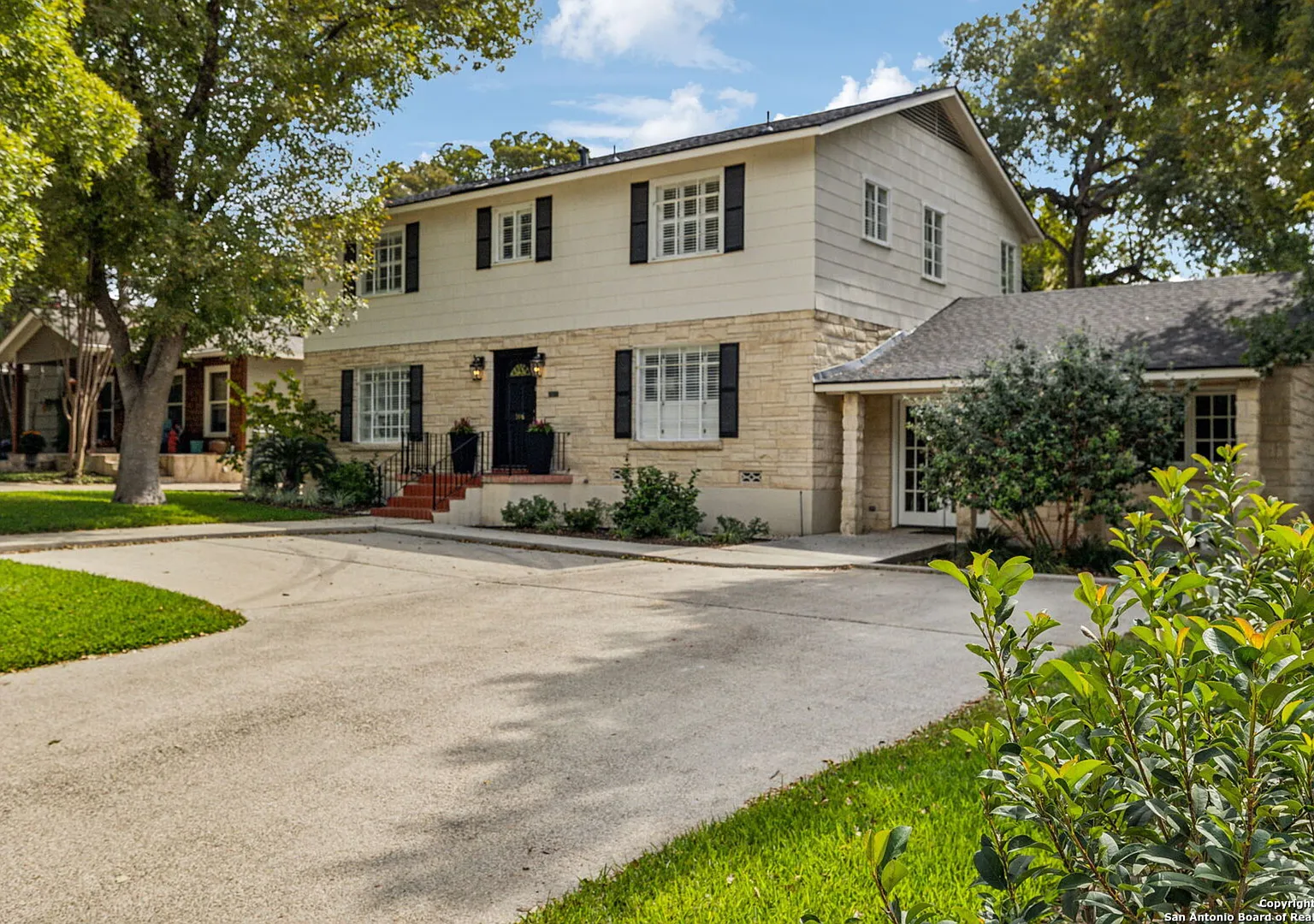 Beautiful 4-Bedroom Home In Terrell Hills — Photo 2