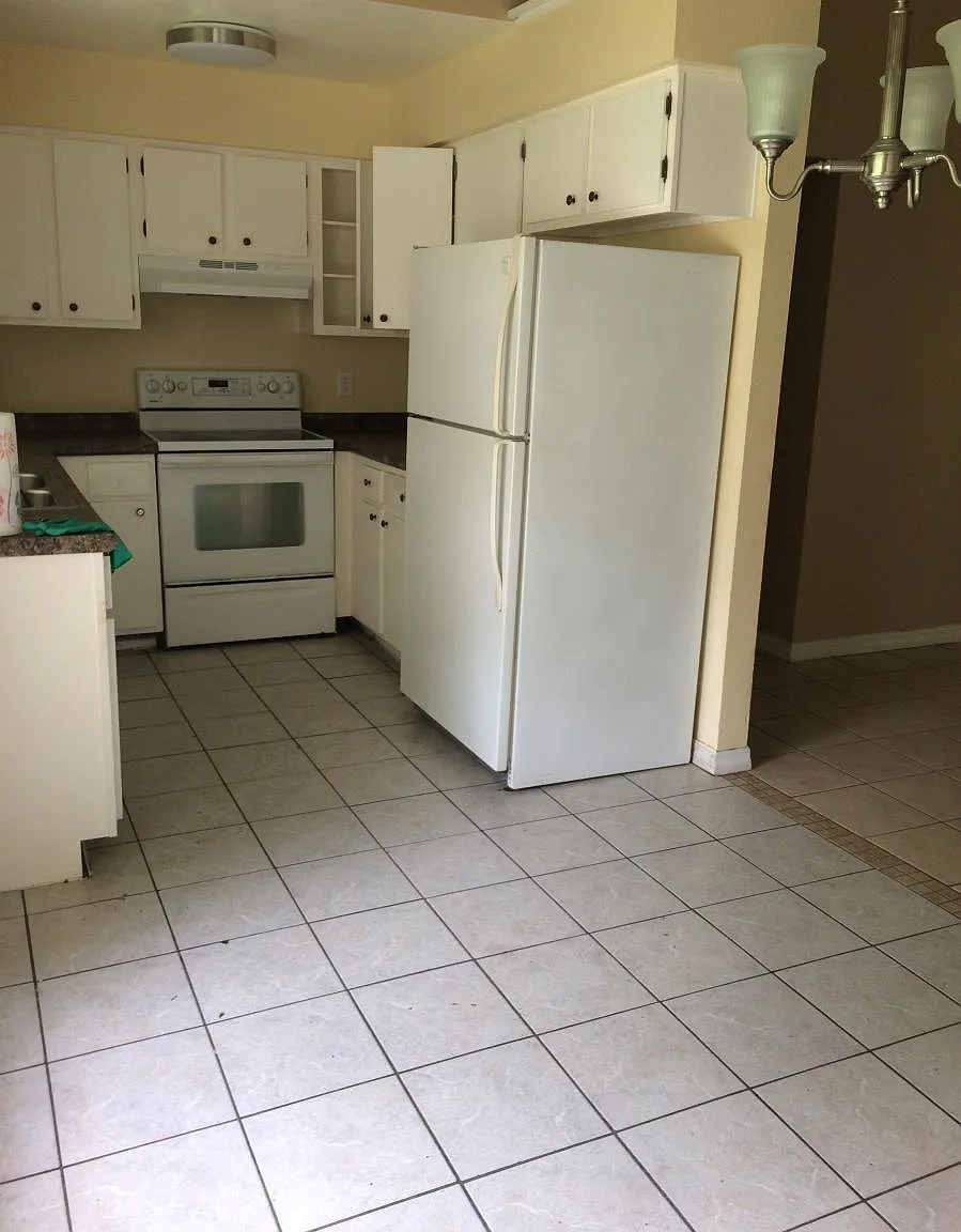 3 bed, 1096 sqft, $2,000 — Photo 2