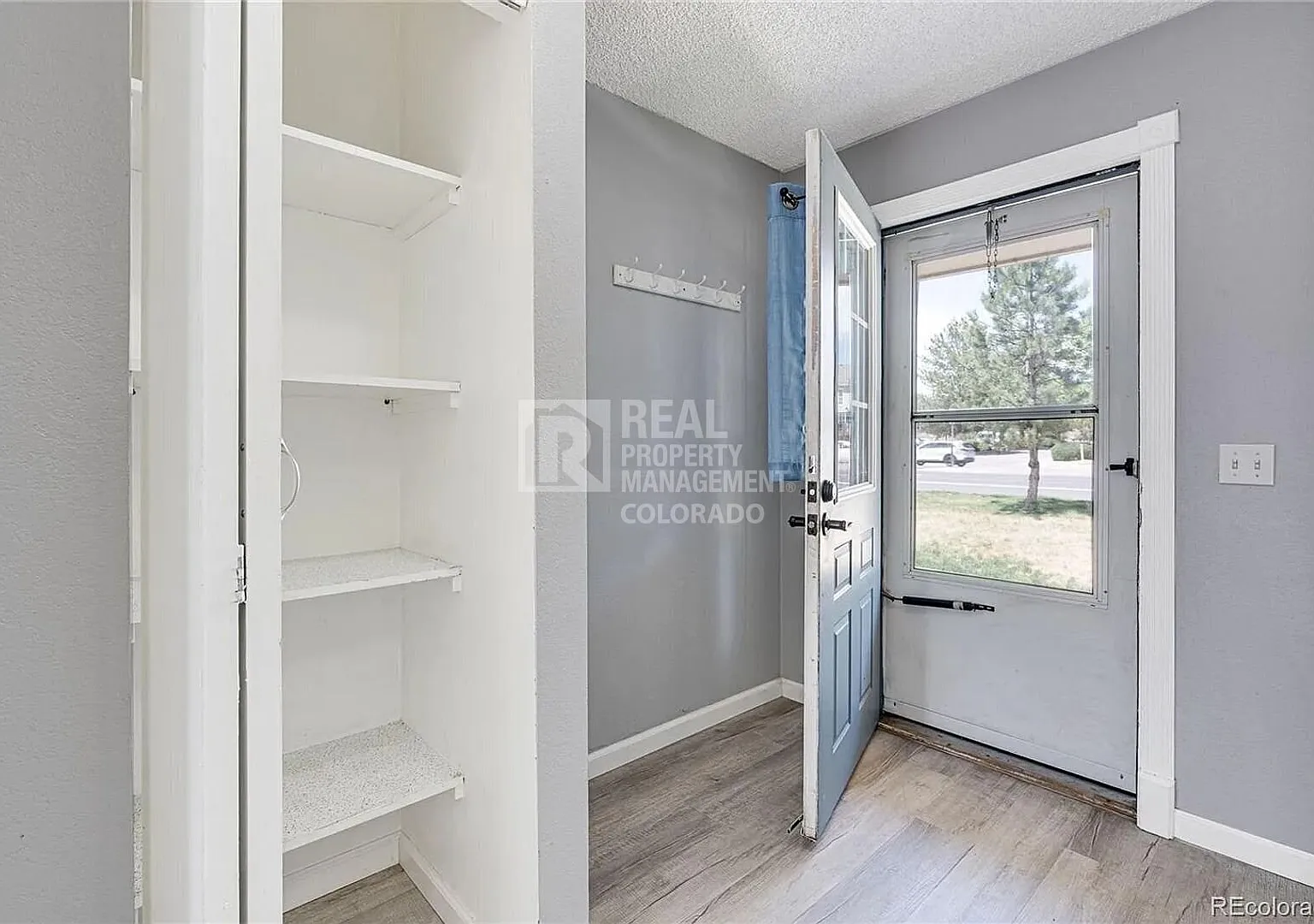 Welcome to this inviting townhome in the desirable Dutch Ridge community! — Photo 2