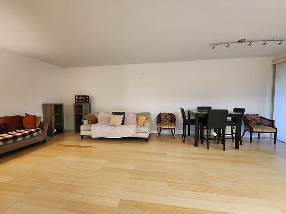 4th image of 770 NE 199th St APT 204