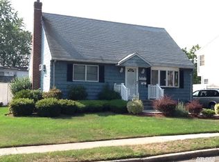 506 Arlington Dr, Seaford, NY